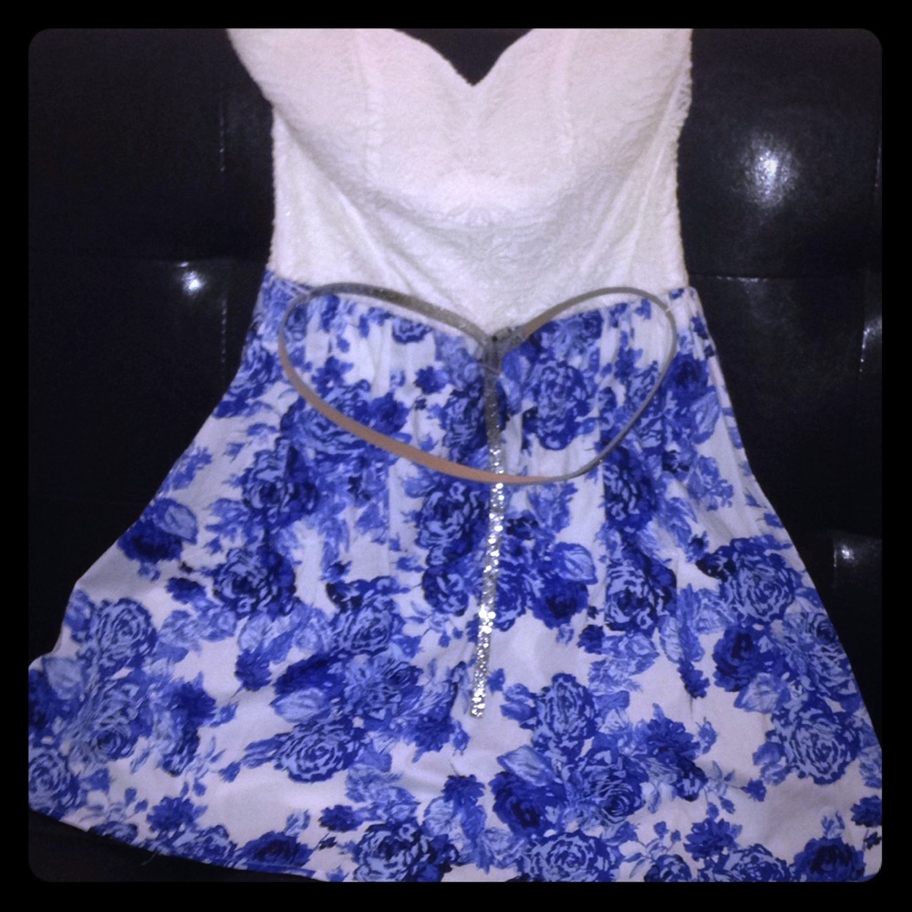 Short blue flowered dress, cute!